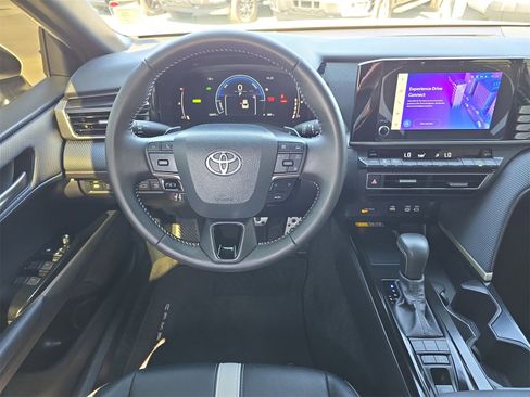 Used 2025 Toyota Camry SE w/ Convenience Package image 9