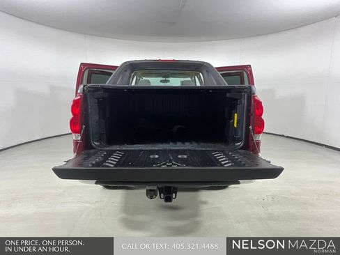 Used 2005 Chevrolet Avalanche LS w/ Onstar Plus Package AWD/4WD image 13