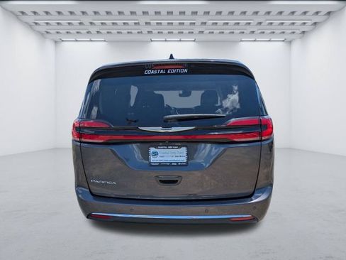 Used 2023 Chrysler Pacifica Touring-L FWD image 5