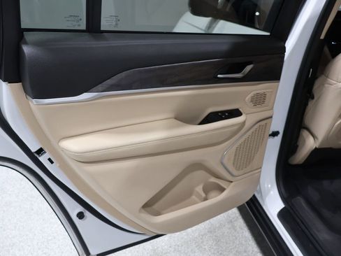 Used 2022 Jeep Grand Cherokee L Limited image 16