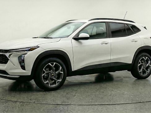 Used 2025 Chevrolet Trax LT w/ LT Convenience Package image 3