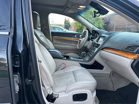 Used 2010 Lincoln MKT AWD image 24