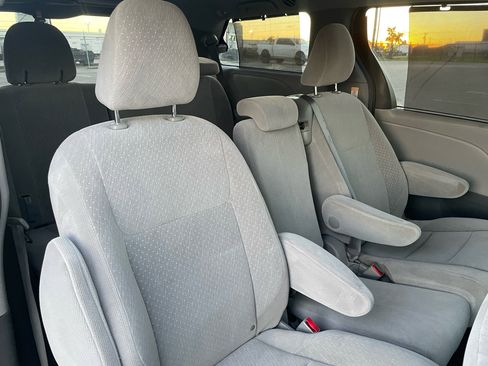 Used 2017 Toyota Sienna LE image 21