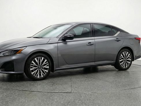 Used 2025 Nissan Altima 2.5 SV FWD image 3