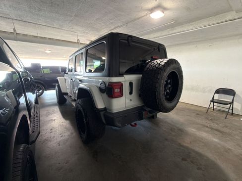 Used 2018 Jeep Wrangler Unlimited Rubicon AWD/4WD image 2