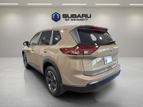 Used 2024 Nissan Rogue SV image 3