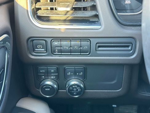 Used 2021 GMC Yukon SLT w/ SLT Premium Package image 35