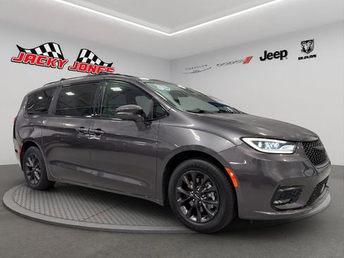 Used 2021 Chrysler Pacifica Touring w/ S Appearance Package image 13