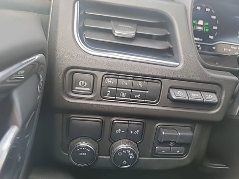 Used 2023 Chevrolet Suburban Premier w/ Advanced Technology Package image 18