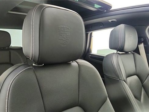 Used 2024 Porsche Macan w/ Premium Plus Package image 21