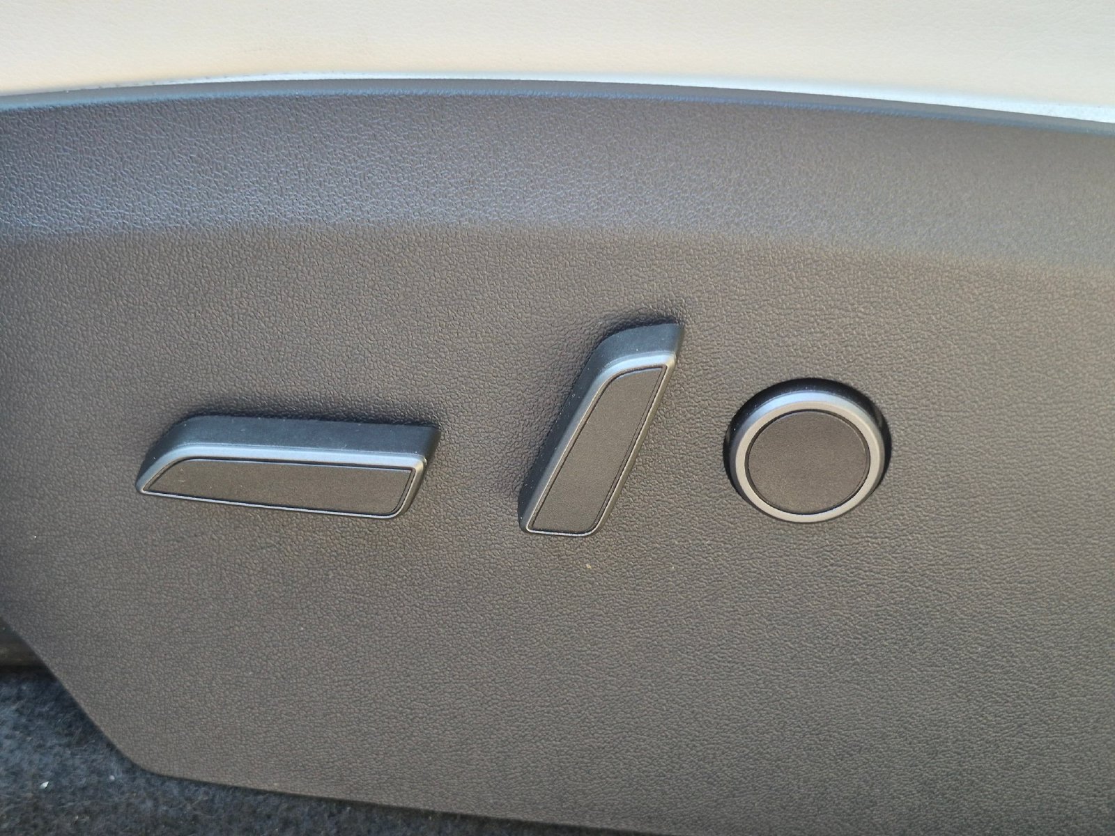 Used 2025 Tesla Model Y Long Range RWD image 16