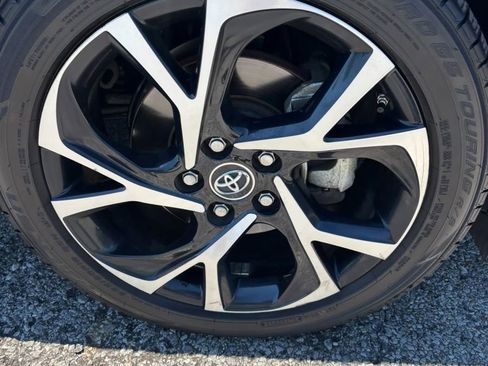 Used 2018 Toyota C-HR XLE FWD image 23