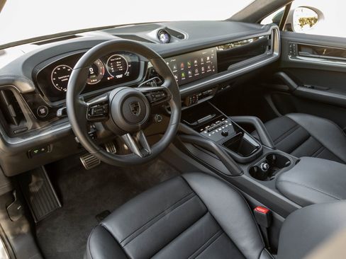 Used 2025 Porsche Cayenne Turbo image 4