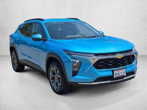 Used 2025 Chevrolet Trax LT w/ LPO, Blackout Package FWD image 3