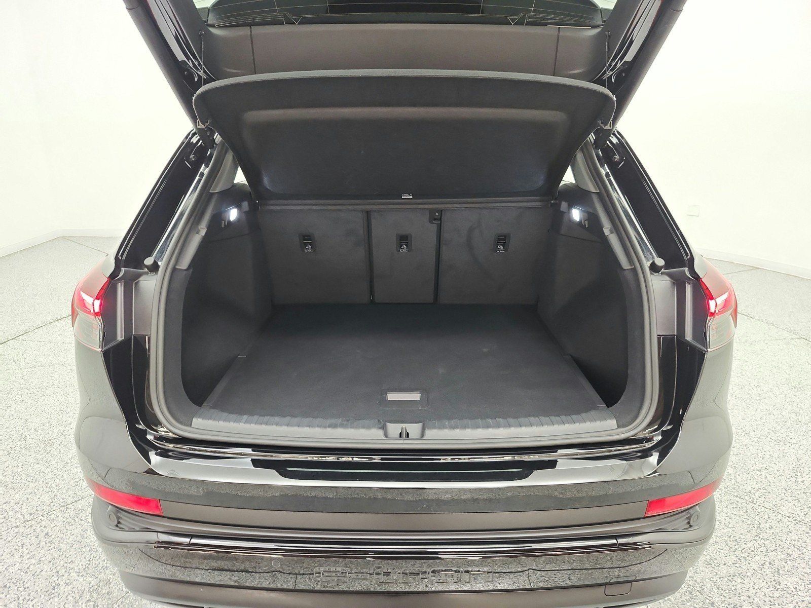Used 2024 Audi Q4 e-tron Premium Plus w/ Premium Plus AWD/4WD image 19