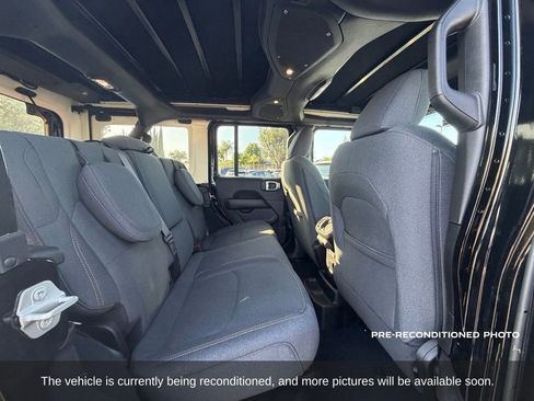 Used 2024 Jeep Wrangler Unlimited Sahara w/ Technology Group AWD/4WD image 15