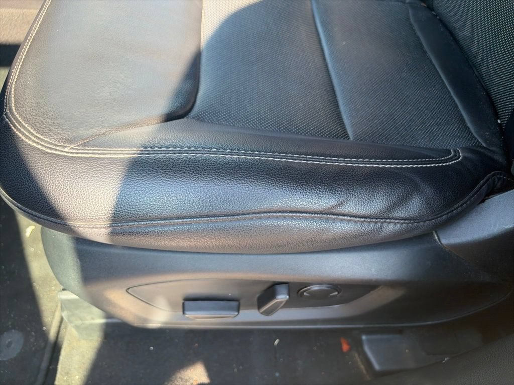 Used 2023 Ford Explorer Limited w/ Equipment Group 301A AWD/4WD image 18