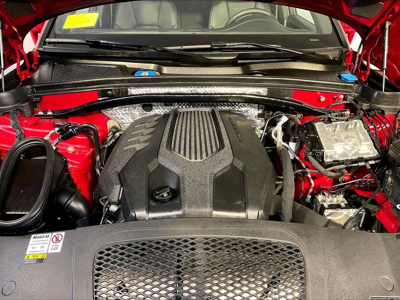 Certified 2023 Porsche Macan AWD/4WD image 32