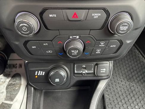 Used 2018 Jeep Renegade Altitude image 18