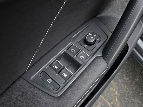 Certified 2023 Volkswagen Tiguan SE R-Line FWD image 21