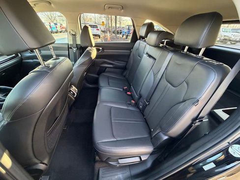 Used 2025 Kia Sorento S image 18
