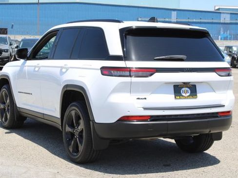Used 2023 Jeep Grand Cherokee Altitude AWD/4WD image 3