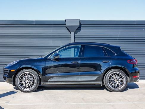 Certified 2018 Porsche Macan Sport Edition image 2