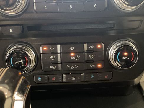 Used 2018 Ford F150 Lariat w/ Equipment Group 502A Luxury AWD/4WD image 21
