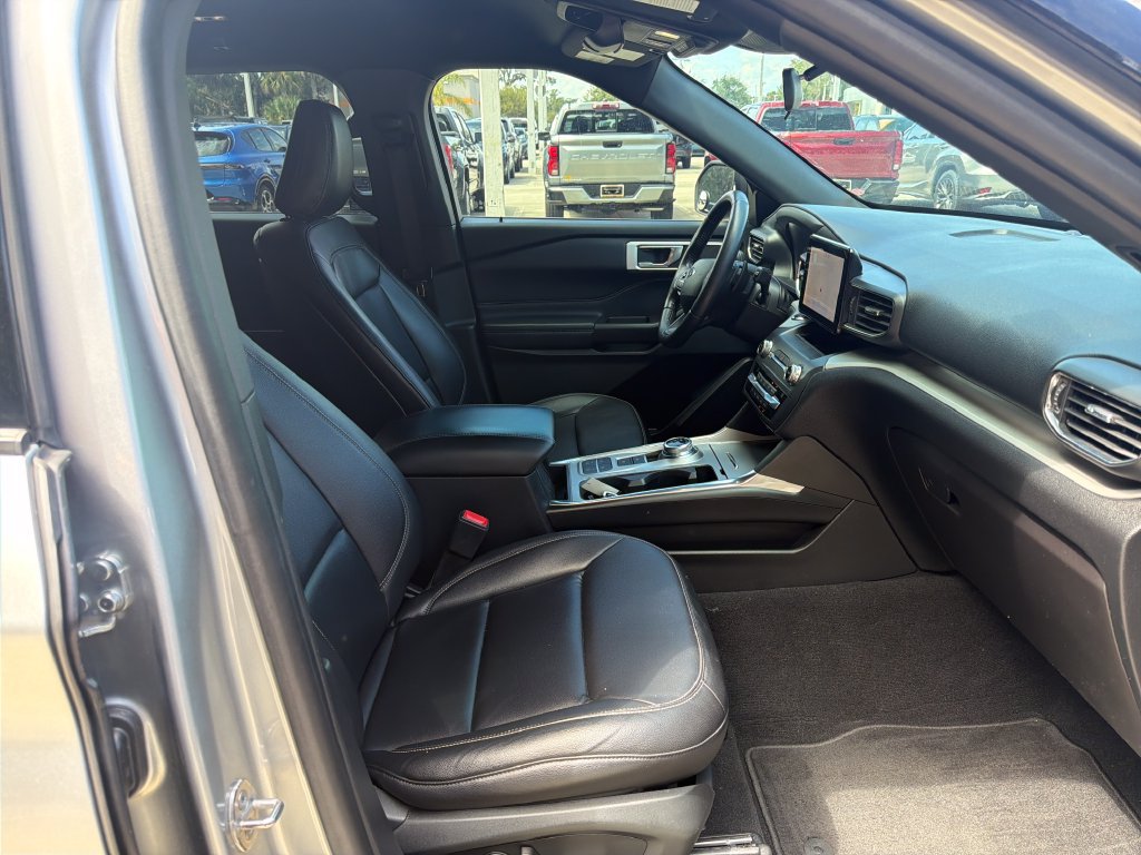 Used 2020 Ford Explorer XLT w/ Equipment Group 202A RWD image 28