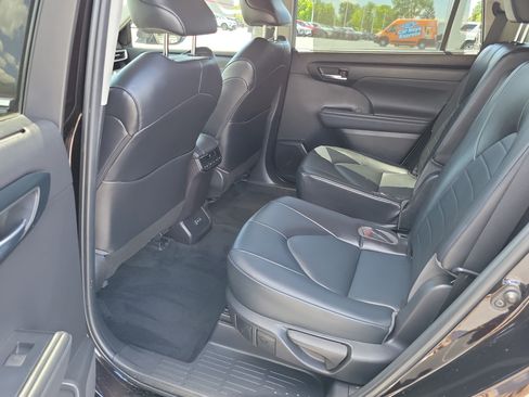 Used 2022 Toyota Highlander XLE AWD/4WD image 12