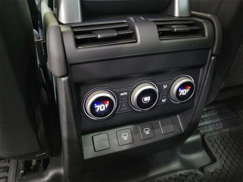 New 2024 Land Rover Defender 110 SE image 24