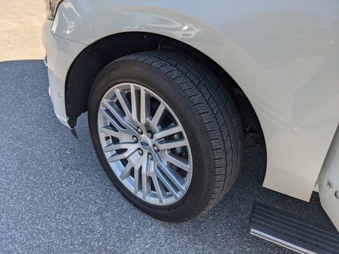 Used 2024 Ford Expedition Platinum image 38