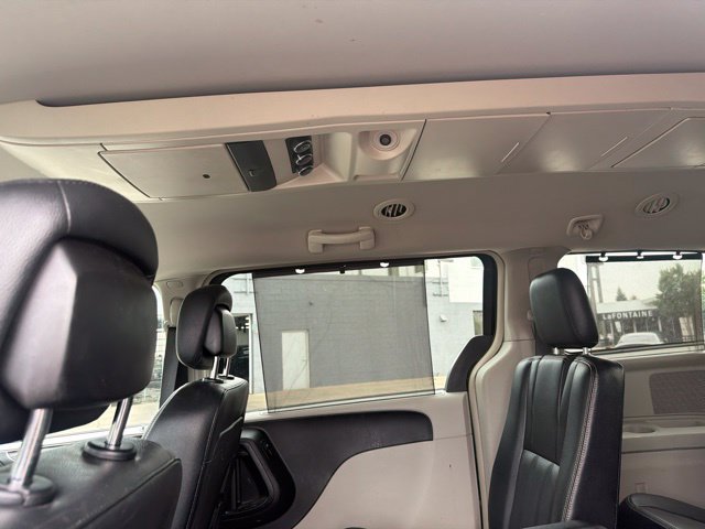 Used 2015 Chrysler Town & Country Touring FWD image 20