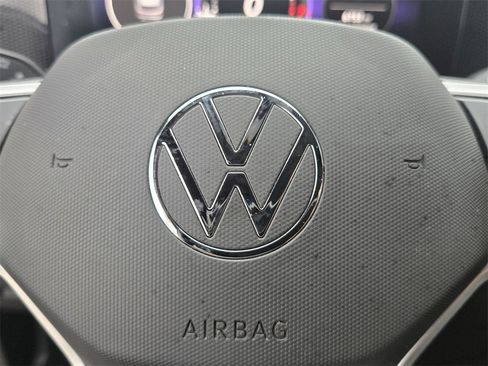 Used 2025 Volkswagen Tiguan SE R-Line image 27