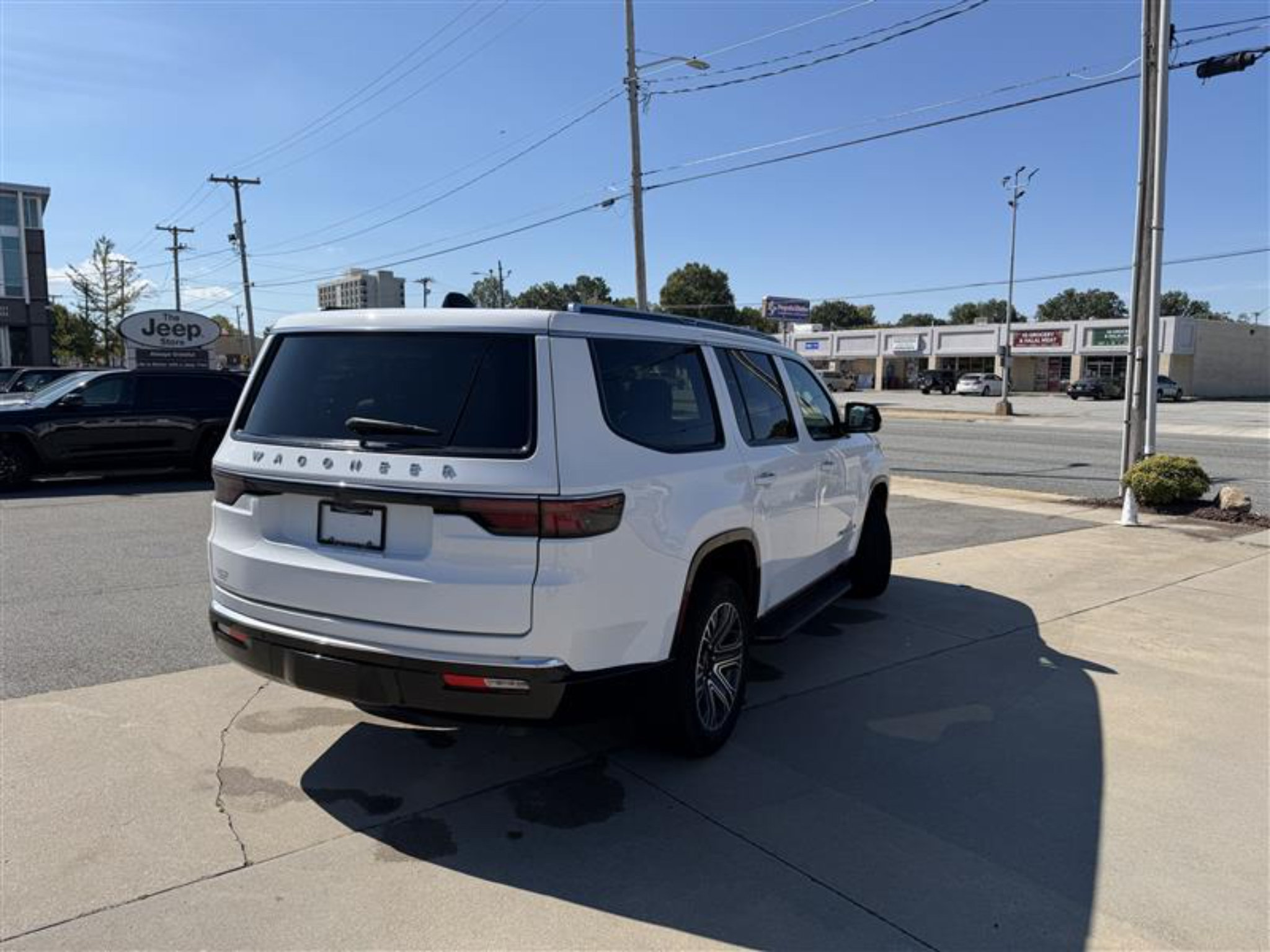 Used 2025 Jeep Wagoneer Series II AWD/4WD image 7