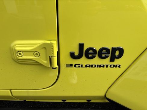 Used 2023 Jeep Gladiator Willys image 21