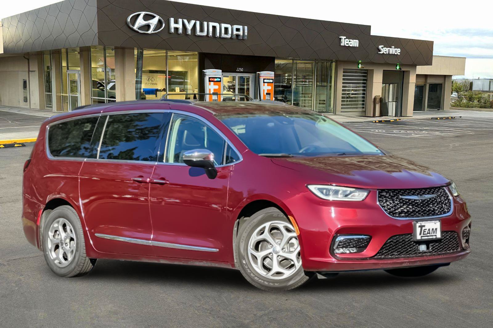 Used 2023 Chrysler Pacifica Limited FWD image 2
