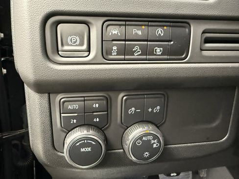 Used 2024 Chevrolet Suburban Z71 w/ Luxury Package image 14