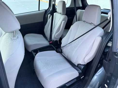 Used 2012 MAZDA MAZDA5 Touring w/ Moonroof & Audio Pkg FWD image 17