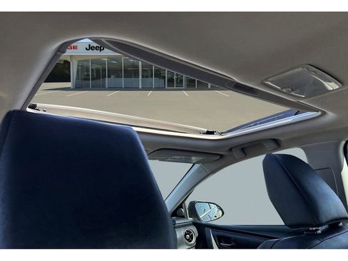 Used 2018 Toyota Corolla XSE image 18