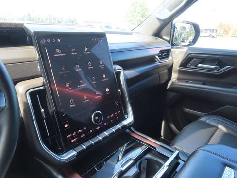 Used 2025 GMC Yukon Denali AWD/4WD image 39