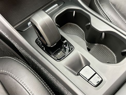 Used 2023 Volvo XC40 B4 Core w/ Convenience Package image 16