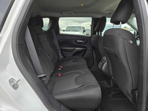 Used 2019 Jeep Cherokee Latitude w/ Popular Appearance Group AWD/4WD image 13