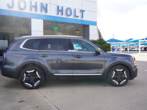 Used 2024 Kia Telluride EX w/ EX Captain's Chair Package image 8