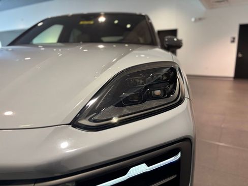 Certified 2025 Porsche Cayenne AWD/4WD image 40