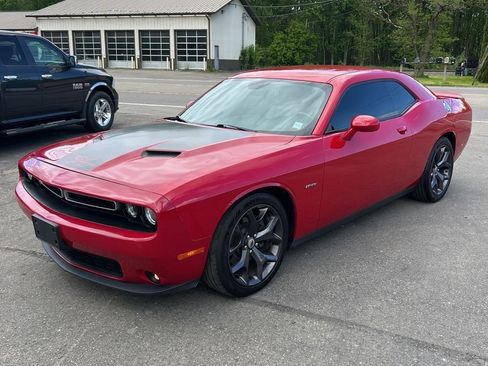 Used 2017 Dodge Challenger R/T RWD image 2