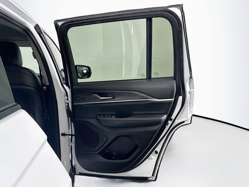 Used 2023 Jeep Grand Cherokee Limited w/ Black Appearance Package image 30