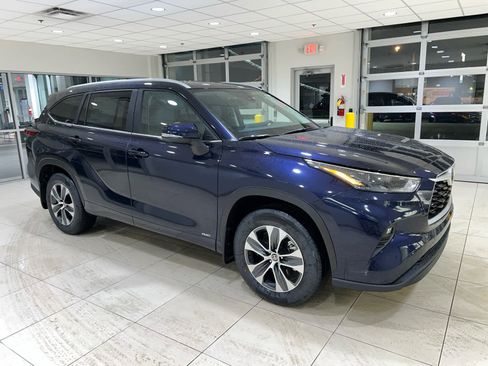 New 2026 Toyota Highlander XLE image 1