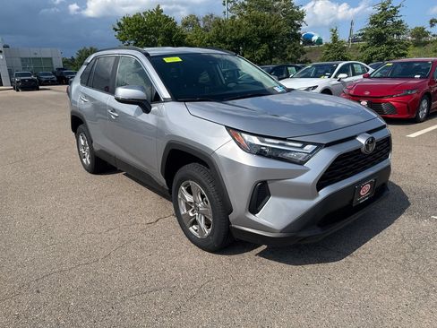 Used 2025 Toyota RAV4 XLE AWD/4WD image 9