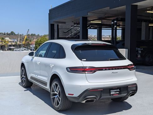 Certified 2025 Porsche Macan AWD/4WD image 3